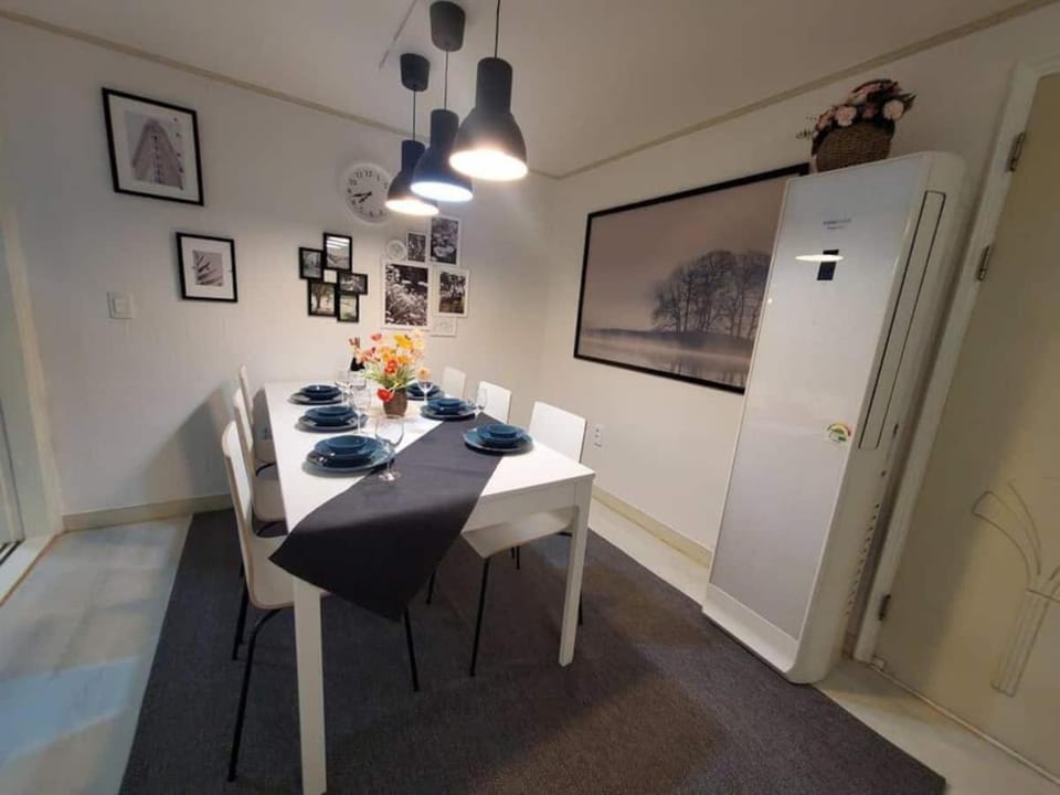 Seating area, Dining area