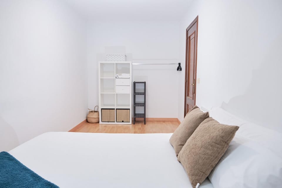 Photo of the whole room, Bedroom, wardrobe