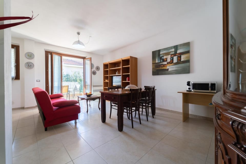 TV and multimedia, Kitchen or kitchenette, Living room, Seating area, Dining area