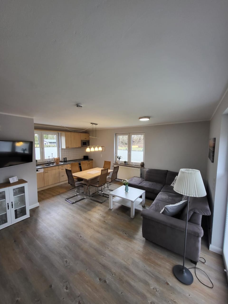 TV and multimedia, Kitchen or kitchenette, Living room, Seating area, Dining area