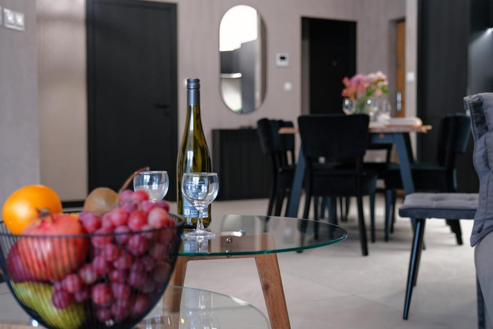 Living room, Seating area, Dining area, Drinks