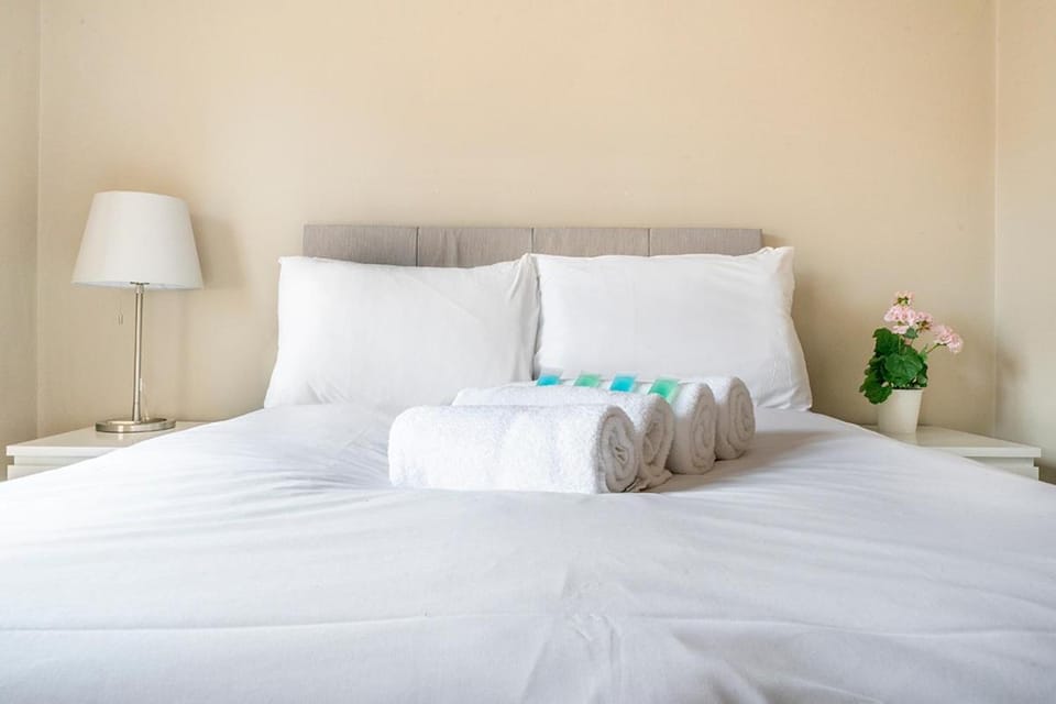 Bed, Bedroom, towels