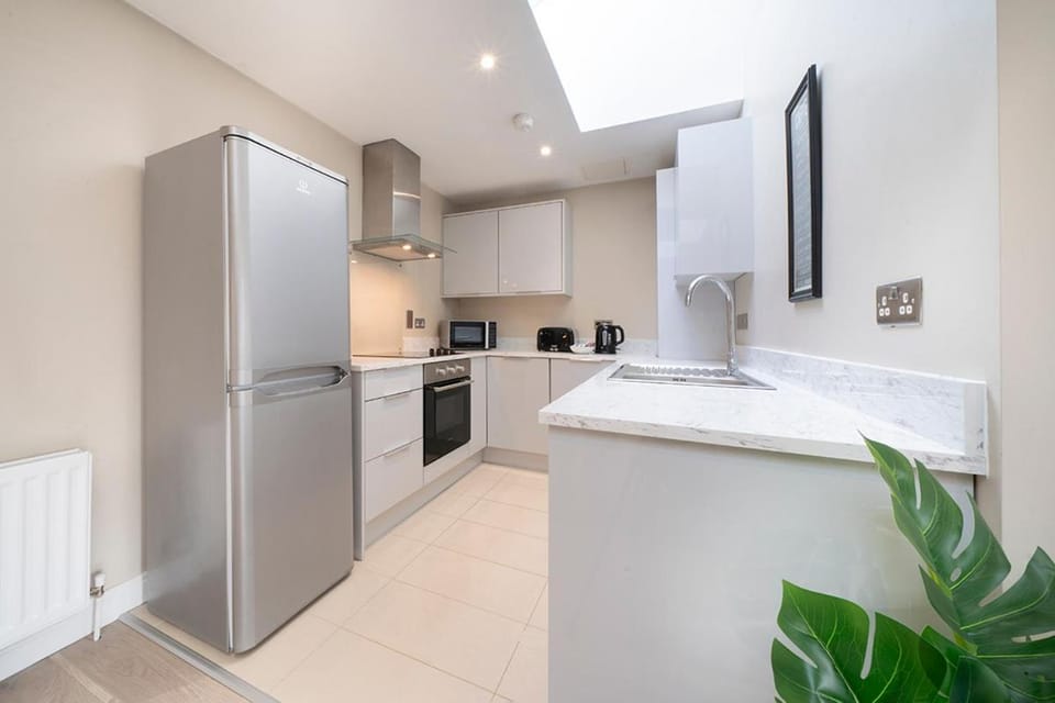 Pop Hollywood - Hip 2bd Ap - Gold Short Term Stays Apartment in Belfast