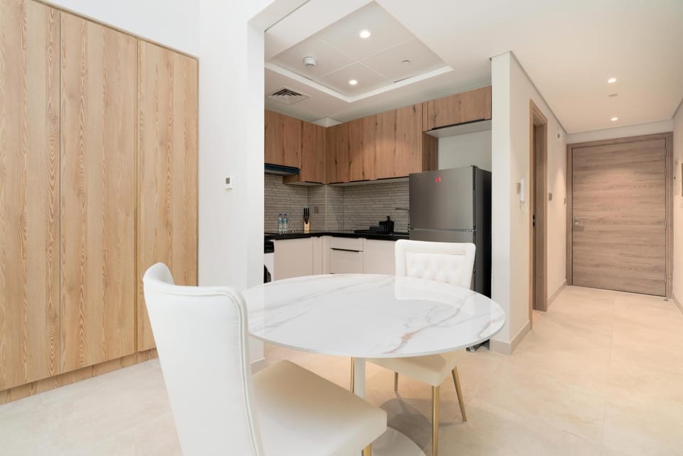 Kitchen or kitchenette, Living room, Seating area, Dining area, minibar, stove
