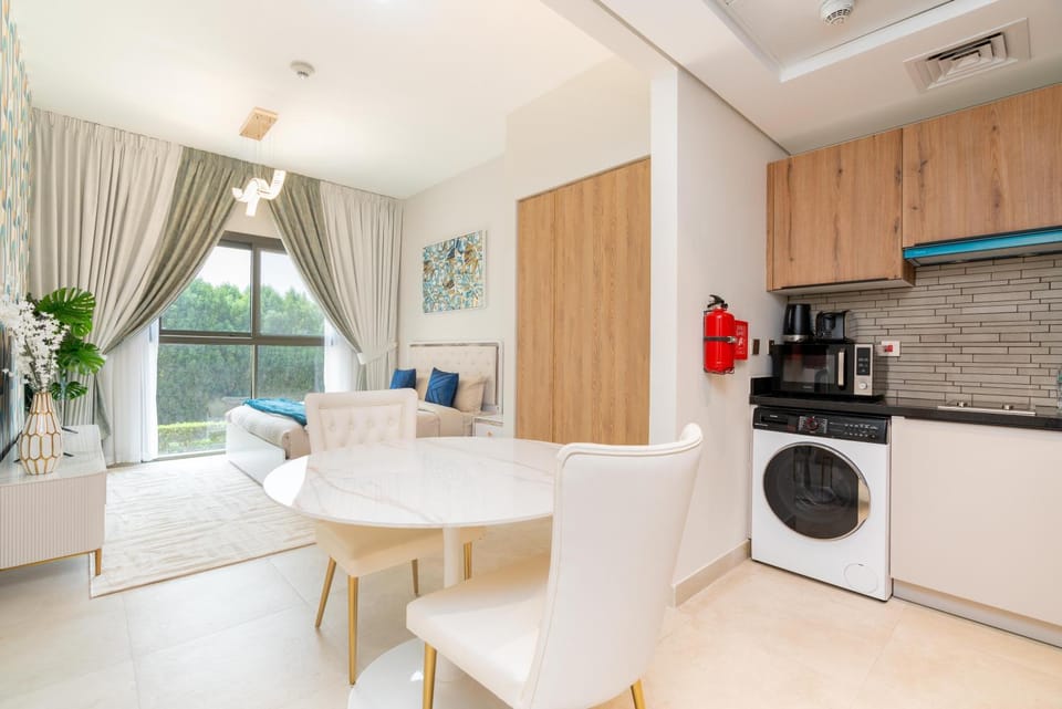 Coffee/tea facilities, Kitchen or kitchenette, Living room, Seating area, Dining area, minibar, oven, stove, toaster, washing machine
