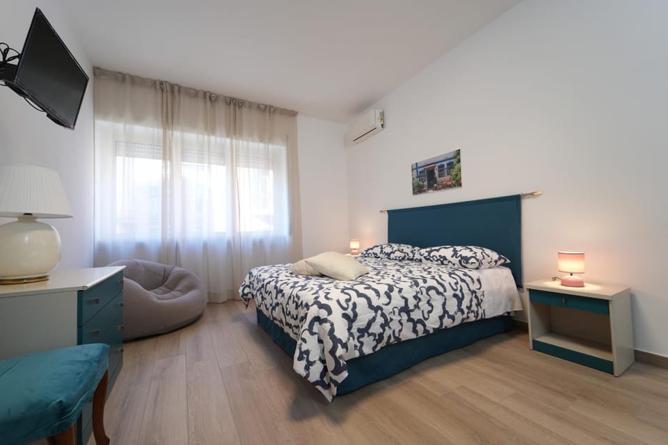 Bed, TV and multimedia, Photo of the whole room, Bedroom