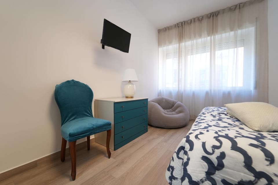 Bed, TV and multimedia, Living room, Photo of the whole room, Seating area, Bedroom