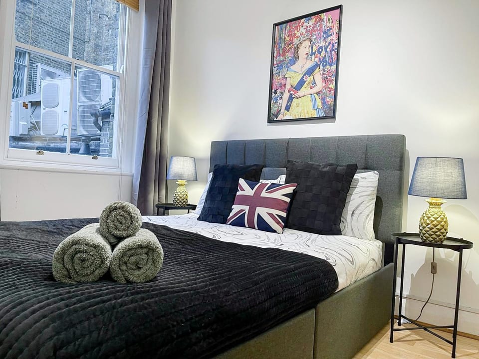 Bed, Other, Photo of the whole room, Seating area, Bedroom