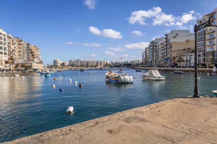 Spinola Seafront Loft Deluxe Apartment in Saint Julians