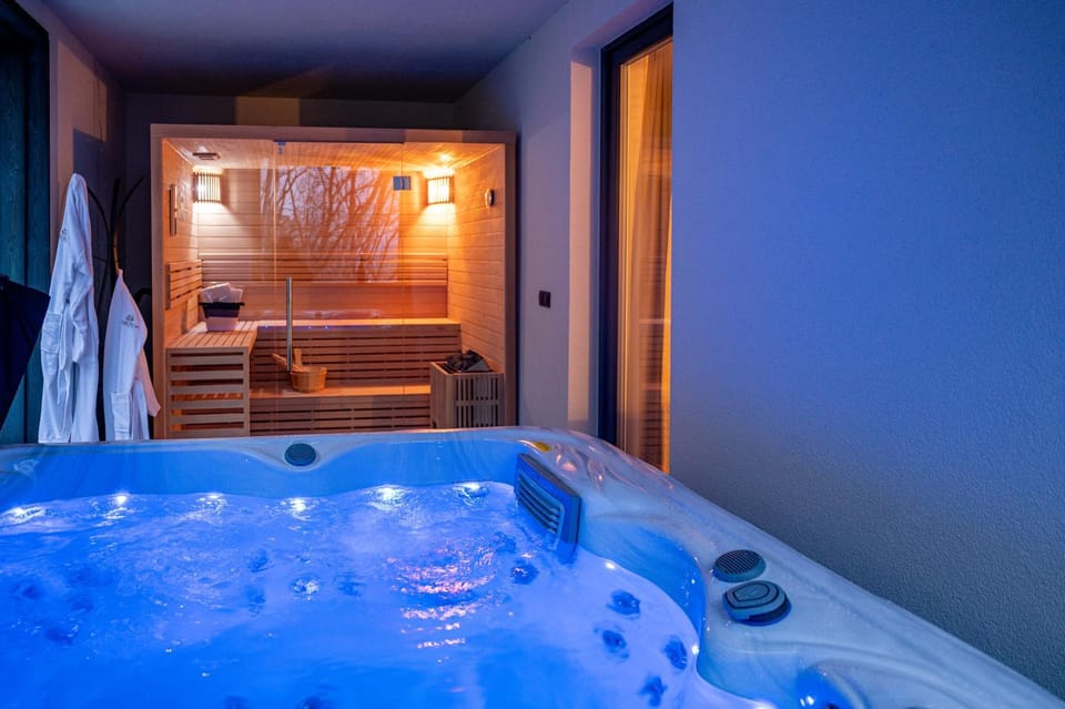 Hot Tub, Hot Tub, Sauna, Sauna