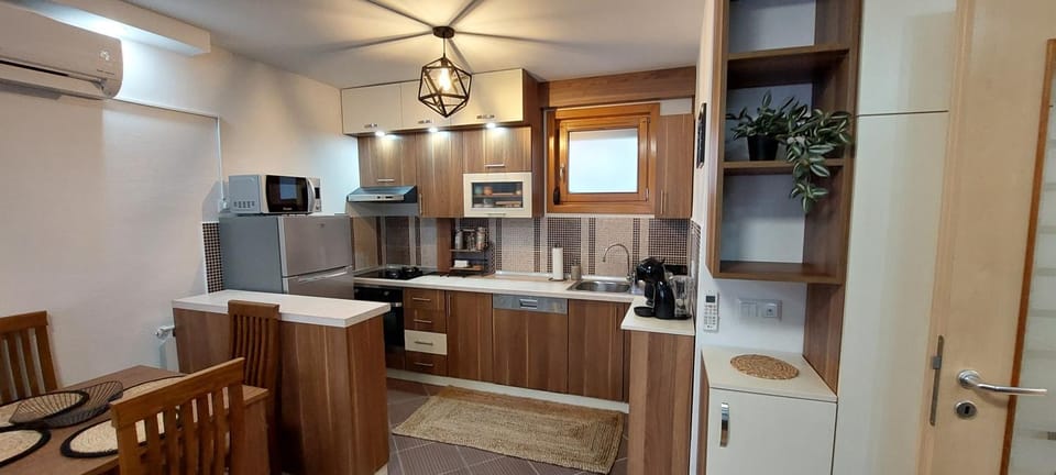 Coffee/tea facilities, Kitchen or kitchenette, Dining area, oven, stove