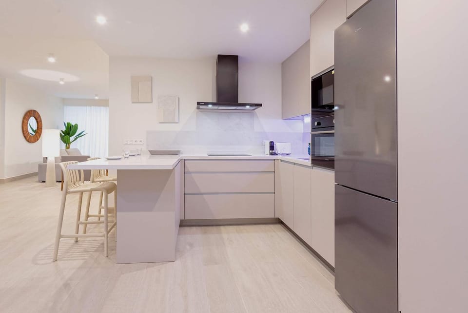Coffee/tea facilities, Kitchen or kitchenette, microwave, oven, stove, toaster