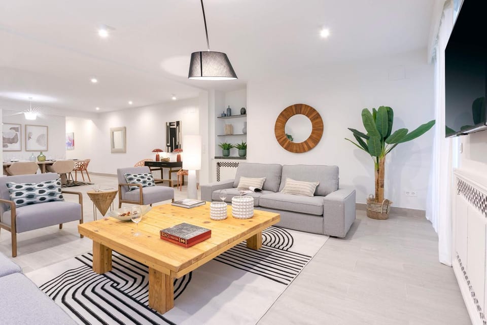 TV and multimedia, Living room, Seating area, Dining area