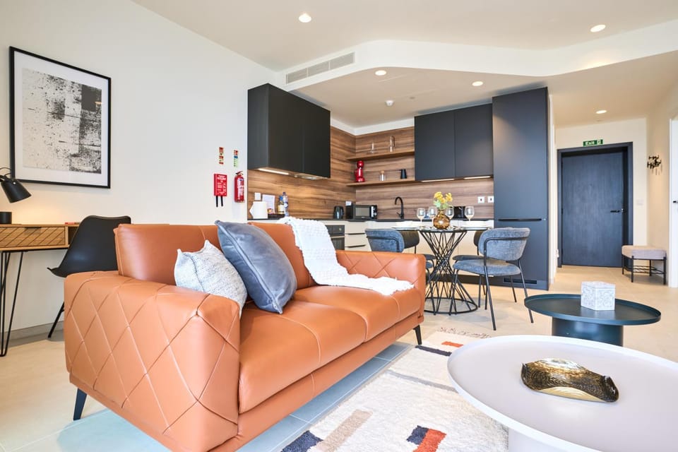 Kitchen or kitchenette, Living room, Seating area, Dining area