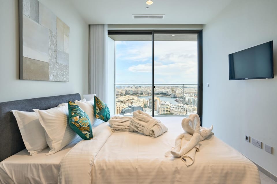 Bed, TV and multimedia, Photo of the whole room, Bedroom, towels