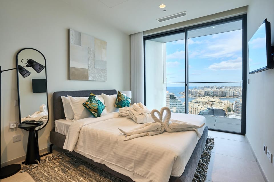 Bed, TV and multimedia, Photo of the whole room, Bedroom, towels