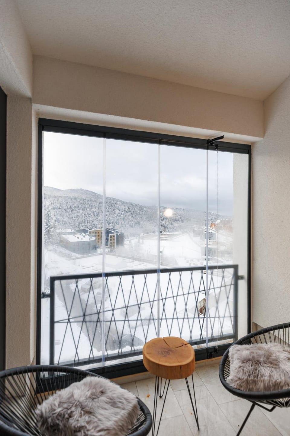 View (from property/room), Balcony/Terrace, Seating area, Mountain view