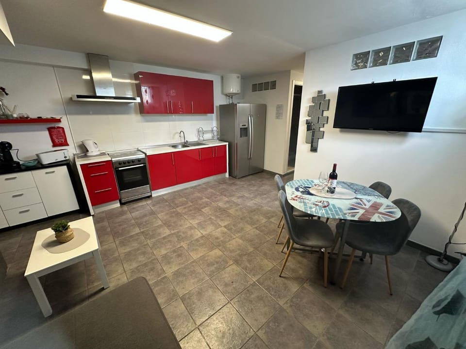 Kitchen or kitchenette, Living room