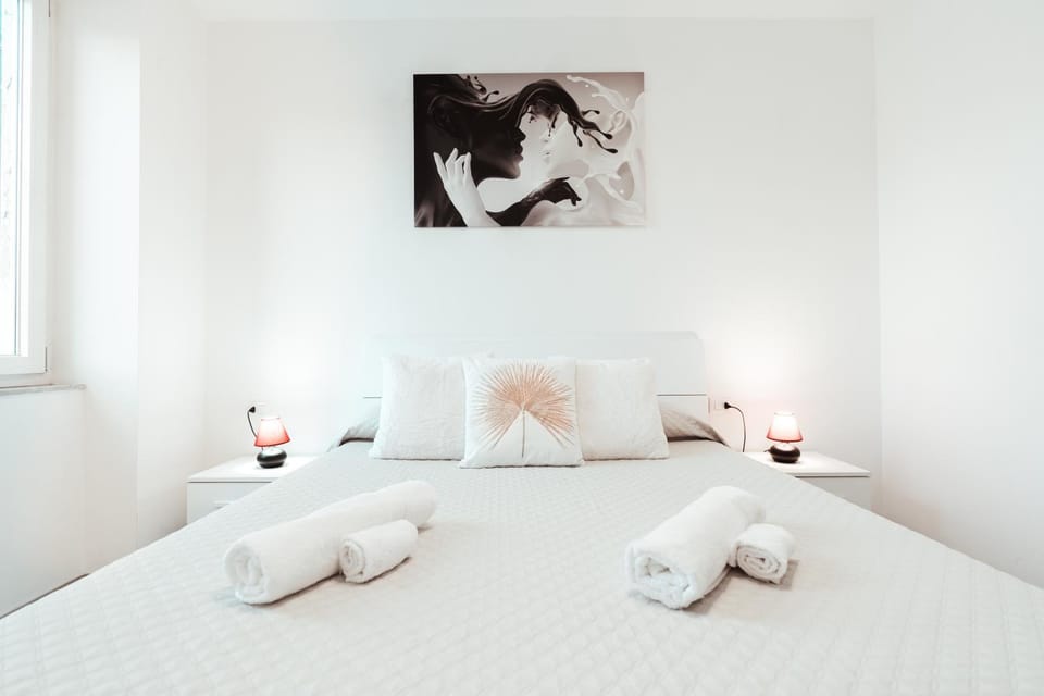 Bed, Photo of the whole room, Bedroom, towels