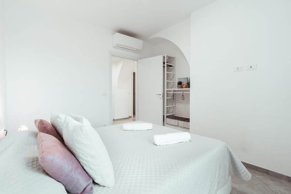 Bed, Photo of the whole room, Bedroom, towels, air conditioner