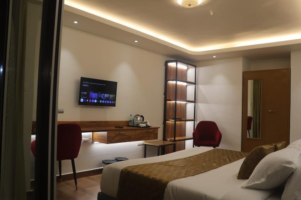 Bed, TV and multimedia, Bedroom