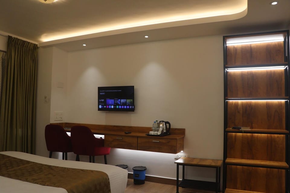 Bed, TV and multimedia, Bedroom