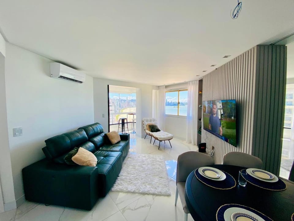 Communal lounge/ TV room, TV and multimedia, Living room, Seating area, Dining area, Evening entertainment, air conditioner