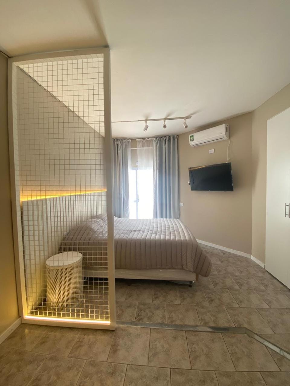 Bed, TV and multimedia, Photo of the whole room, Bedroom, air conditioner