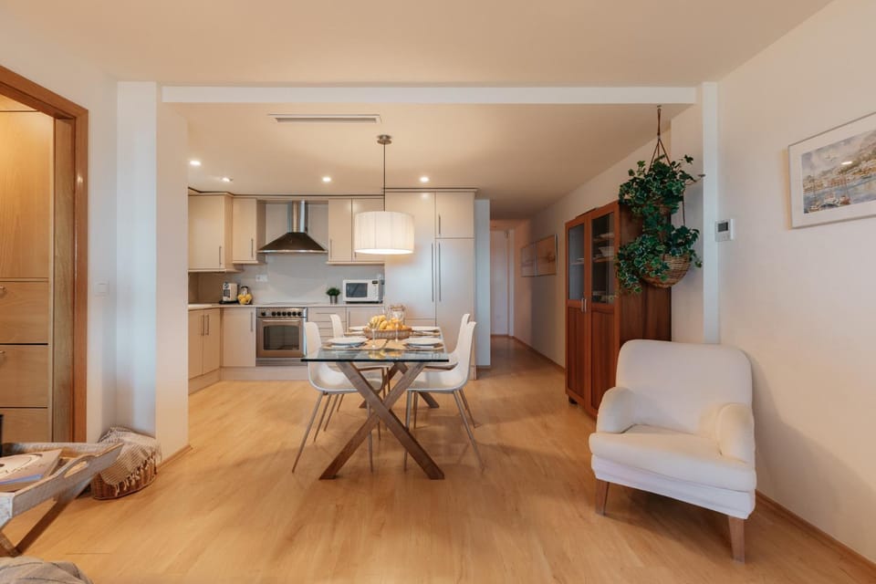 Kitchen or kitchenette, Seating area, Dining area