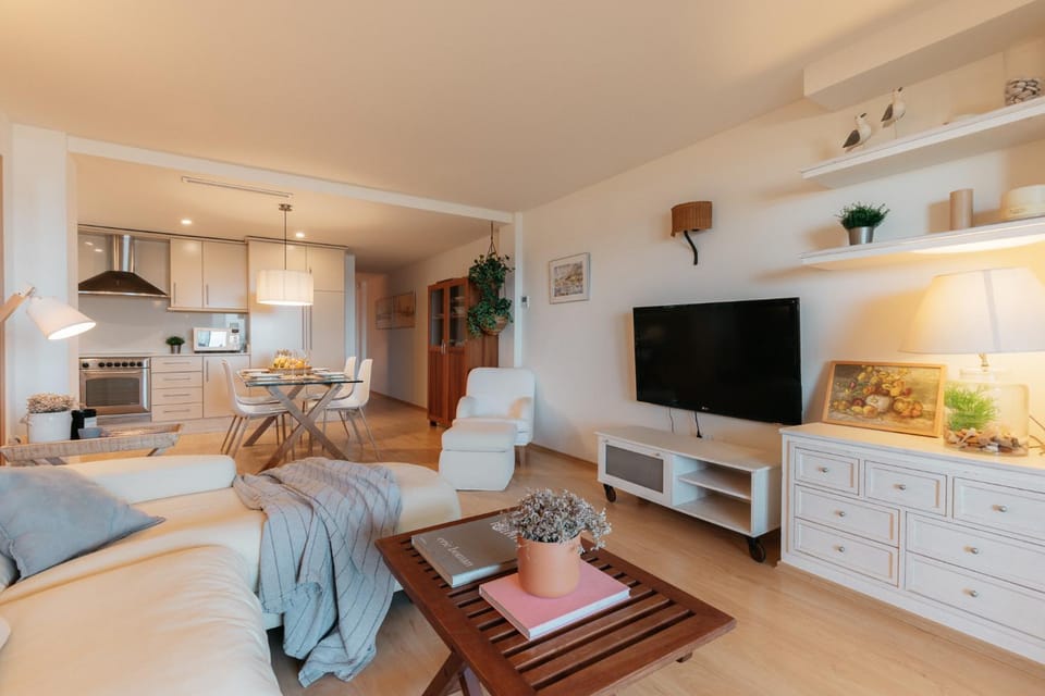 Communal lounge/ TV room, TV and multimedia, Living room, Dining area, Evening entertainment