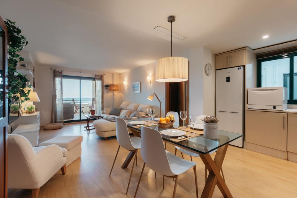 Kitchen or kitchenette, Living room, Seating area, Dining area