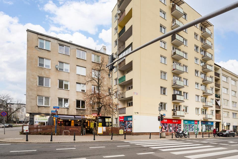 Property building, Neighbourhood, Location