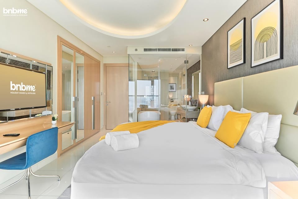 Bed, TV and multimedia, Photo of the whole room, Seating area, Bedroom, towels, air conditioner