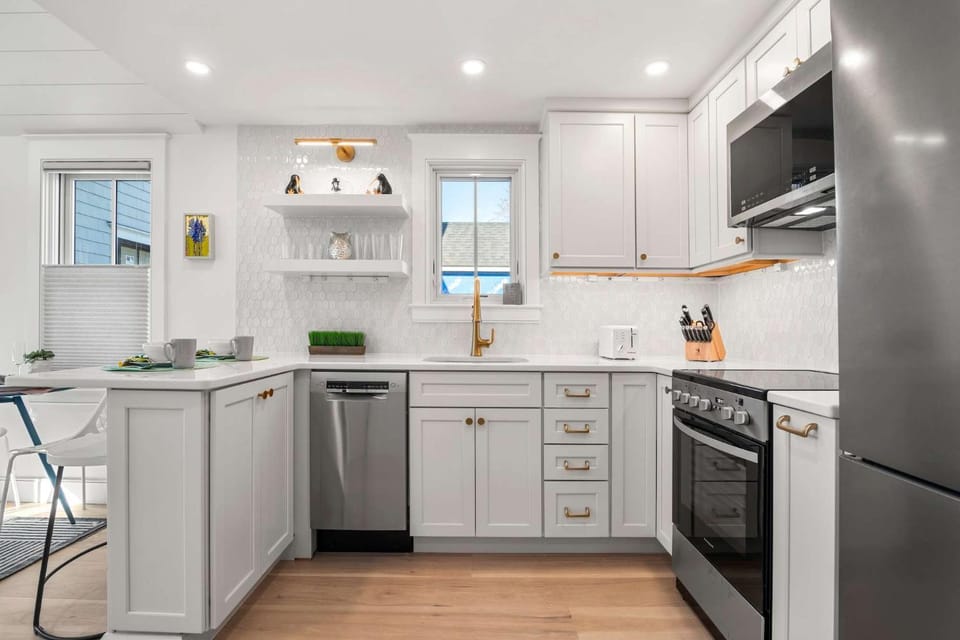 Walk to Beach Shopping and Dining Apartment in Provincetown