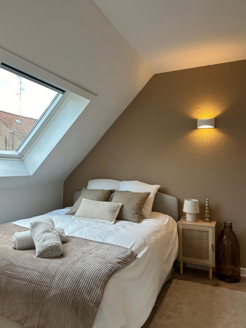 Bed, Bedroom, towels