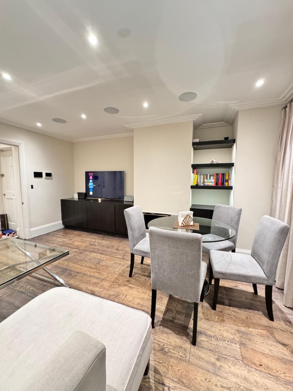 Seating area, Dining area