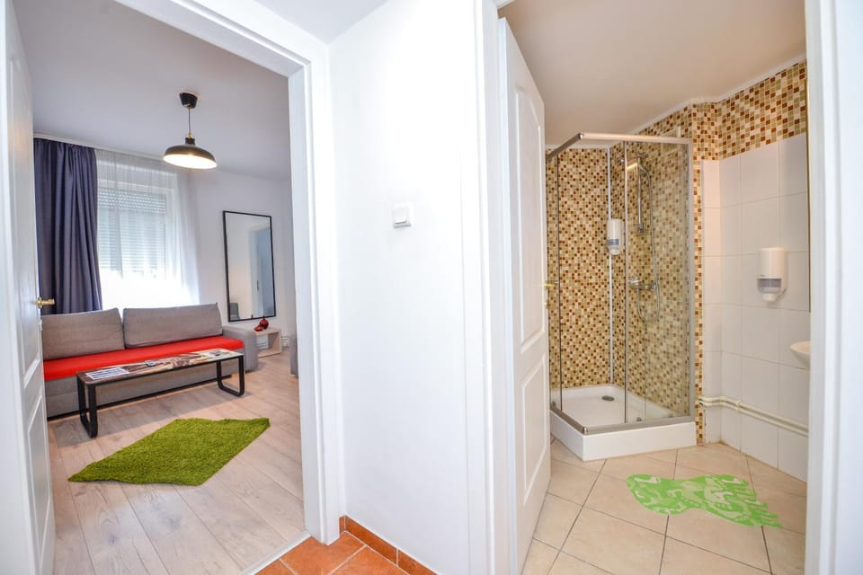 Bathroom, TV and multimedia, Living room, Seating area