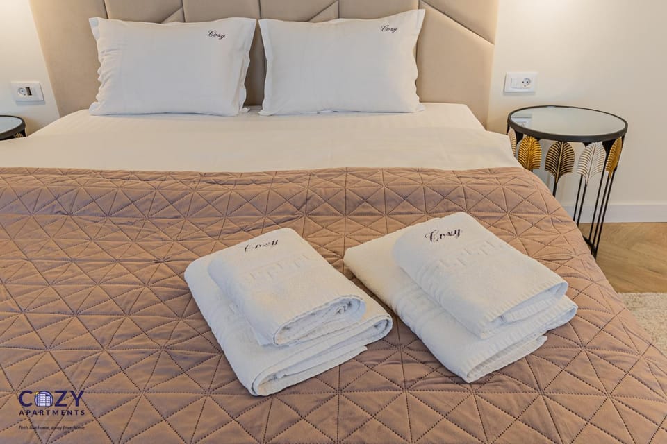 Bed, Photo of the whole room, Bedroom, towels