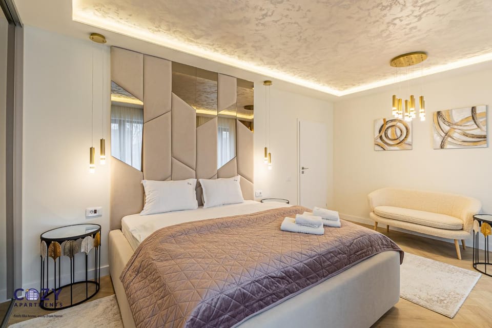Bed, Living room, Photo of the whole room, Seating area, Bedroom, towels