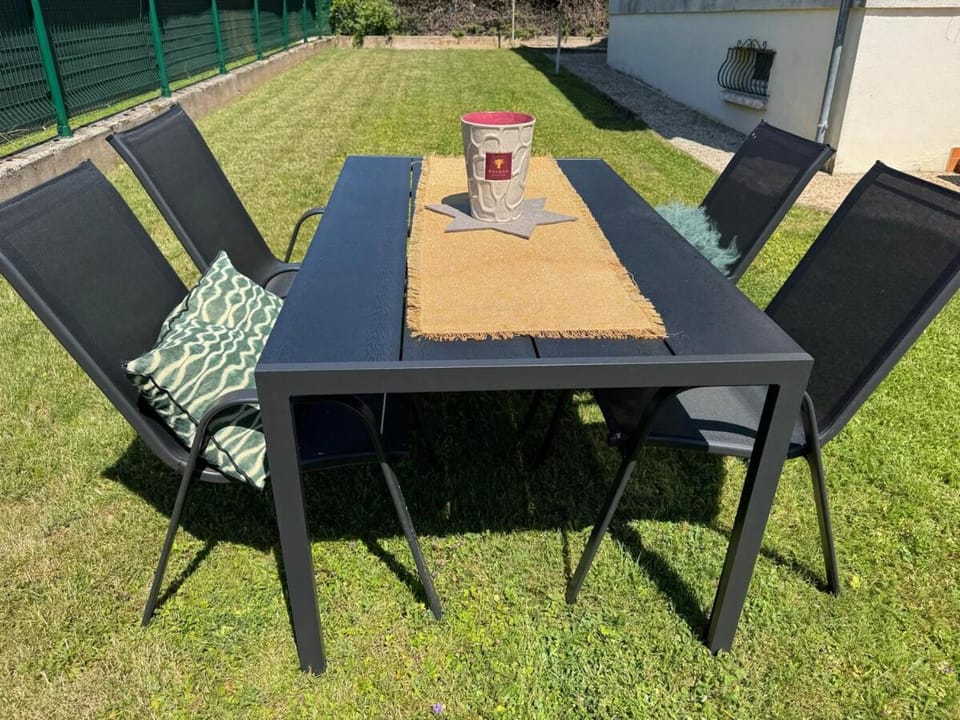 Patio, Day, Garden, Dining area, Garden view
