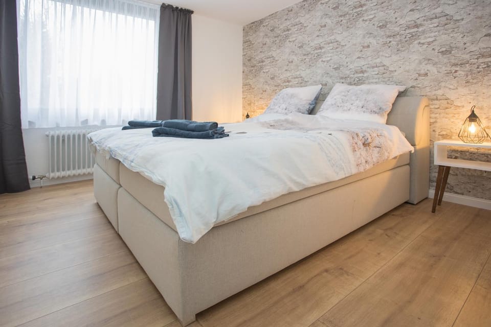 Bed, Bedroom, towels