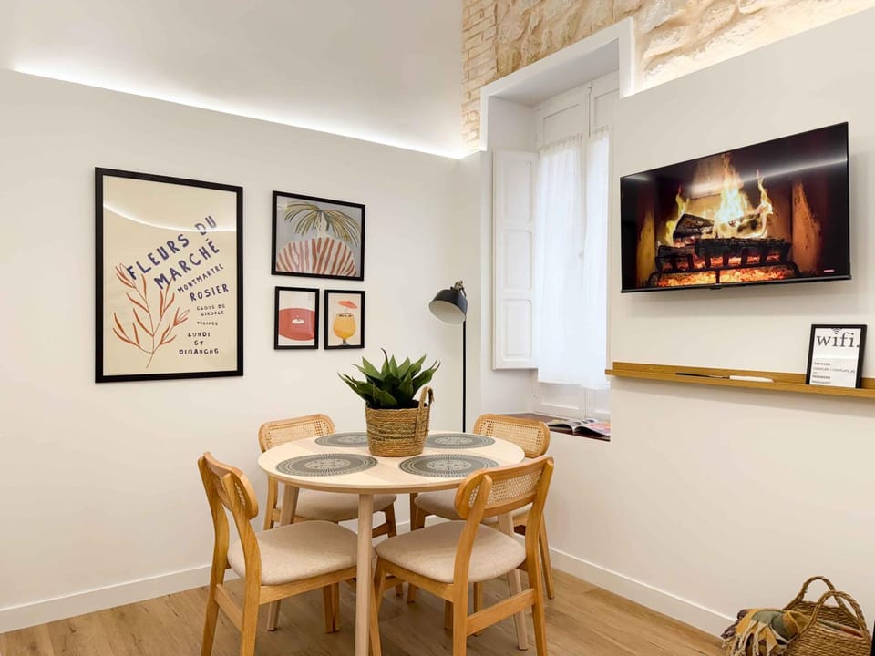 TV and multimedia, Living room, Seating area, Dining area