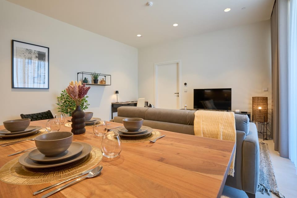 TV and multimedia, Living room, Seating area, Dining area