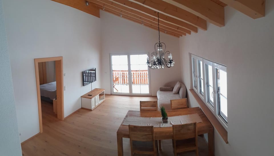 TV and multimedia, Living room, Photo of the whole room, Seating area, Dining area