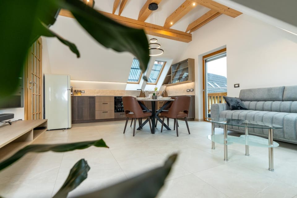 Kitchen or kitchenette, Seating area