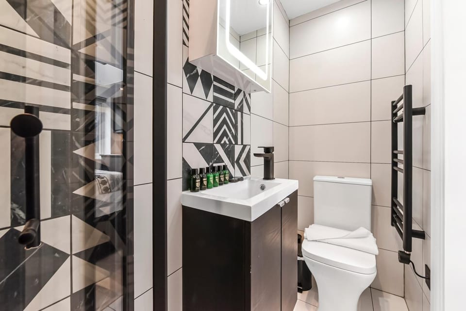 Shower, Toilet, Property building, Bathroom