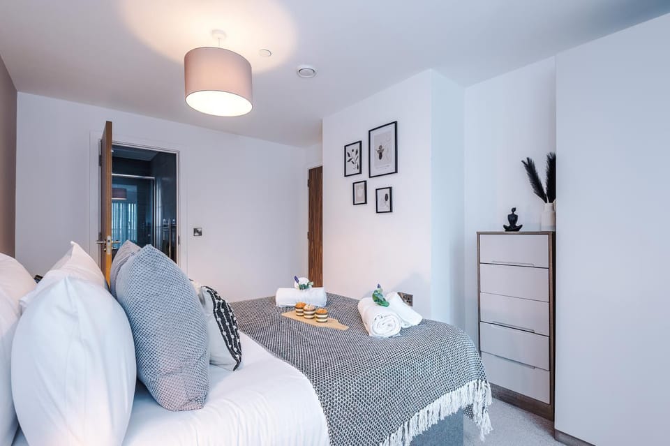 Bed, Photo of the whole room, Bedroom, towels