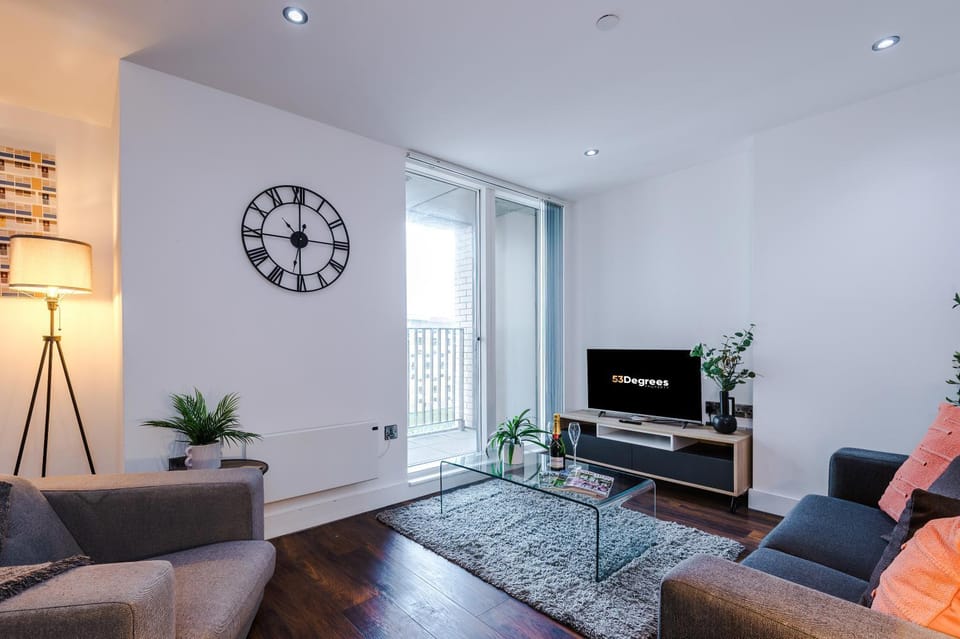 TV and multimedia, Living room, Seating area, Evening entertainment