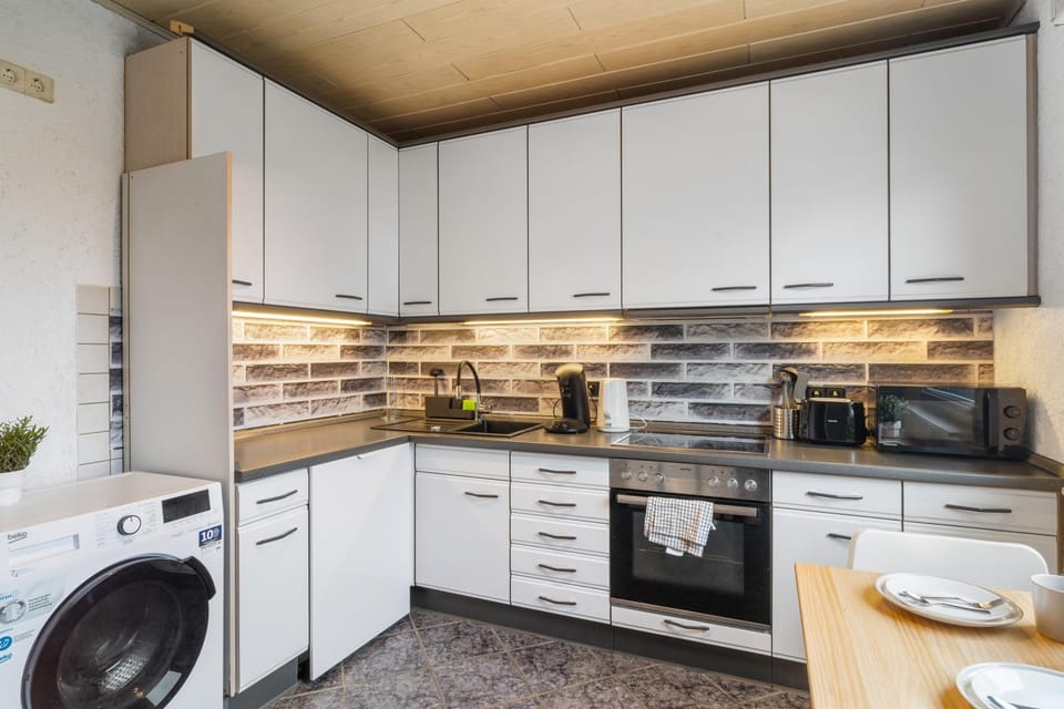 Coffee/tea facilities, Kitchen or kitchenette, dishwasher, oven, stove, toaster, washing machine, dryer