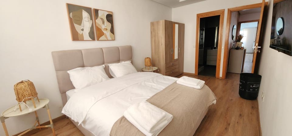 Bed, TV and multimedia, Bedroom, wardrobe